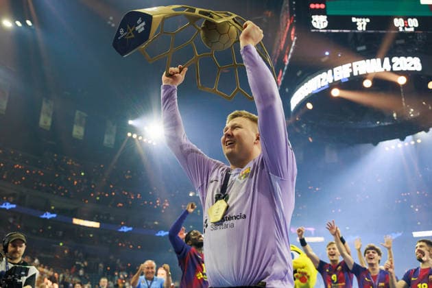 Emil NIELSEN FC Barcelona, Barca Barca, 12) mit dem Pokal, Siegerehrung Barca, Ceremony, Cup, Trophy, Jubel, Freude, Leidenschaft, Erfolg, Emotion, Begeisterung, positive Emotionen GER, FC Barcelona Barca vs. Fuechse Berlin, Handball, TruckScout24 EHF FINAL4 2026, Finale, Spielzeit 2025 2026, 14.06.2026, GER, FC Barcelona Barca vs. Fuechse Berlin, Handball, TruckScout24 EHF FINAL4 2026, Finale, Spielzeit 2025 2026, 14.06.2026, Koeln