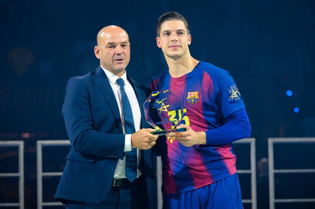 Koeln, Deutschland: Handball EHF CL Final 4 - Finale - Barca - Fuechse Berlin v.li. Martin Hausleitner (EHF), Domen Makuc (Barcelona) MVP Koeln Lanxess Arena Nordrhein-Westfalen Deutschland