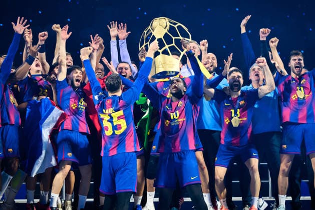 Koeln, Deutschland: Handball EHF CL Final 4 - Finale - Barca - Fuechse Berlin Domen Makuc (Barcelona), Dika Mem (Barcelona) recken den Pokal in die Höhe, Schlussjubel Schlußjubel Emotion Freude Koeln Lanxess Arena Nordrhein-Westfalen Deutschland