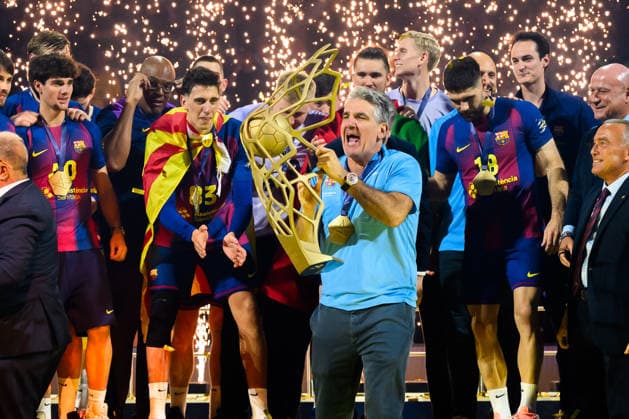 Koeln, Deutschland: Handball EHF CL Final 4 - Finale - Barca - Fuechse Berlin Coach Carlos Ortega (Barcelona) mit dem Pokal Koeln Lanxess Arena Nordrhein-Westfalen Deutschland
