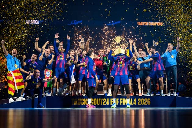 Koeln, Deutschland: Handball EHF CL Final 4 - Finale - Barca - Fuechse Berlin die Mannschaft von Barca, Teamfoto, Schlussjubel Schlußjubel Emotion Freude , Dika Mem (Barcelona) mit dem Pokal Koeln Lanxess Arena Nordrhein-Westfalen Deutschland