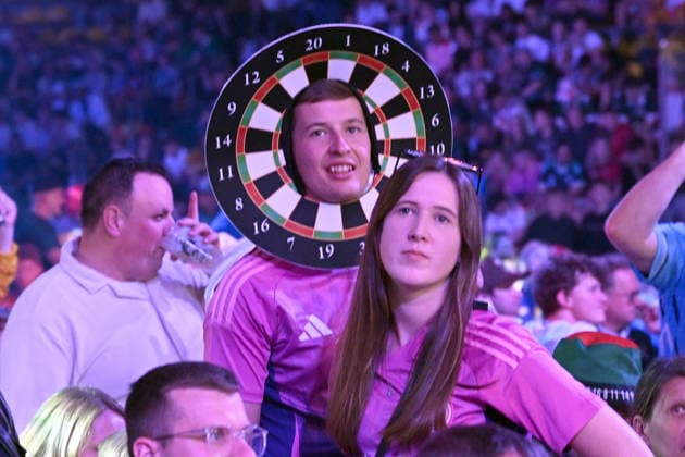 14.06.2026, xhbx, Dart World Cup of Darts 2026, v.l. Dart Fans, Zuschauer, Stimmung, Verkleidung, Kostüme, Schild 180 (DFL DFB REGULATIONS PROHIBIT ANY USE OF PHOTOGRAPHS as IMAGE SEQUENCES and or QUASI-VIDEO) Frankfurt