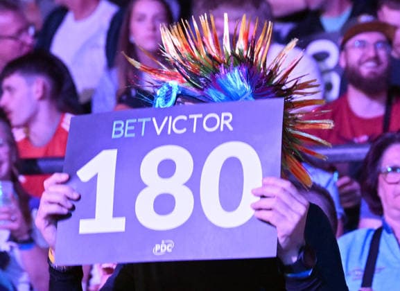 14.06.2026, xhbx, Dart World Cup of Darts 2026, v.l. Dart Fans, Zuschauer, Stimmung, Verkleidung, Kostüme, Schild 180 (DFL DFB REGULATIONS PROHIBIT ANY USE OF PHOTOGRAPHS as IMAGE SEQUENCES and or QUASI-VIDEO) Frankfurt