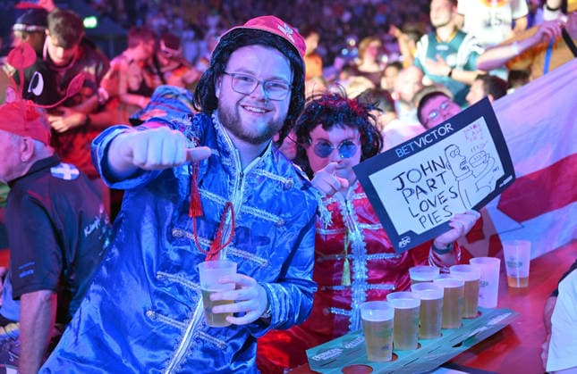14.06.2026, xhbx, Dart World Cup of Darts 2026, v.l. Dart Fans, Zuschauer, Stimmung, Verkleidung, Kostüme, Schild 180 (DFL DFB REGULATIONS PROHIBIT ANY USE OF PHOTOGRAPHS as IMAGE SEQUENCES and or QUASI-VIDEO) Frankfurt