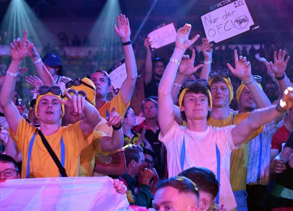 14.06.2026, xhbx, Dart World Cup of Darts 2026, v.l. Dart Fans, Zuschauer, Stimmung, Verkleidung, Kostüme, Schild 180 (DFL DFB REGULATIONS PROHIBIT ANY USE OF PHOTOGRAPHS as IMAGE SEQUENCES and or QUASI-VIDEO) Frankfurt