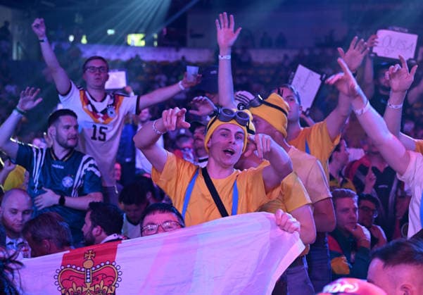 14.06.2026, xhbx, Dart World Cup of Darts 2026, v.l. Dart Fans, Zuschauer, Stimmung, Verkleidung, Kostüme, Schild 180 (DFL DFB REGULATIONS PROHIBIT ANY USE OF PHOTOGRAPHS as IMAGE SEQUENCES and or QUASI-VIDEO) Frankfurt