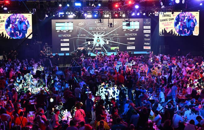 14.06.2026, xhbx, Dart World Cup of Darts 2026, v.l. Dart Fans, Zuschauer, Stimmung, Verkleidung, Kostüme, Schild 180, Eissporthalle, Bühne (DFL DFB REGULATIONS PROHIBIT ANY USE OF PHOTOGRAPHS as IMAGE SEQUENCES and or QUASI-VIDEO) Frankfurt