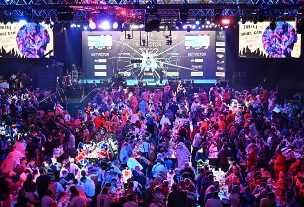 14.06.2026, xhbx, Dart World Cup of Darts 2026, v.l. Dart Fans, Zuschauer, Stimmung, Verkleidung, Kostüme, Schild 180, Eissporthalle, Bühne (DFL DFB REGULATIONS PROHIBIT ANY USE OF PHOTOGRAPHS as IMAGE SEQUENCES and or QUASI-VIDEO) Frankfurt