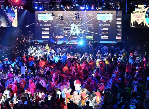 14.06.2026, xhbx, Dart World Cup of Darts 2026, v.l. Dart Fans, Zuschauer, Stimmung, Verkleidung, Kostüme, Schild 180, Eissporthalle, Bühne (DFL DFB REGULATIONS PROHIBIT ANY USE OF PHOTOGRAPHS as IMAGE SEQUENCES and or QUASI-VIDEO) Frankfurt