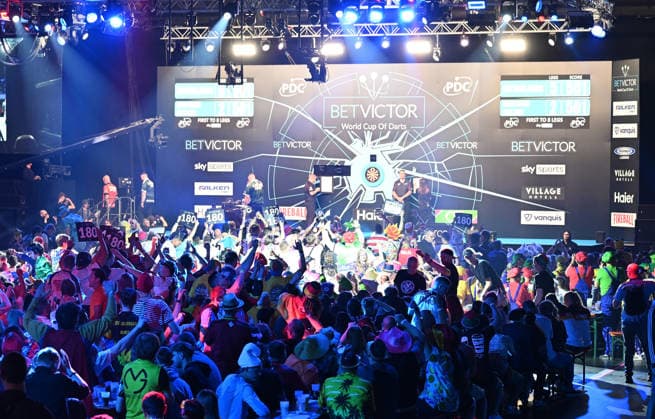 14.06.2026, xhbx, Dart World Cup of Darts 2026, v.l. Dart Fans, Zuschauer, Stimmung, Verkleidung, Kostüme, Schild 180, Eissporthalle, Bühne (DFL DFB REGULATIONS PROHIBIT ANY USE OF PHOTOGRAPHS as IMAGE SEQUENCES and or QUASI-VIDEO) Frankfurt