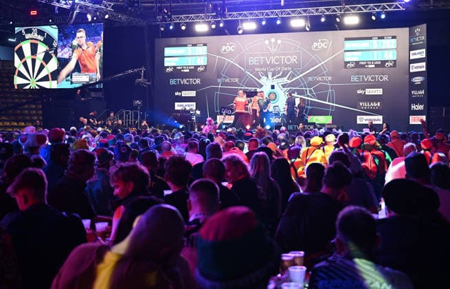 14.06.2026, xhbx, Dart World Cup of Darts 2026, v.l. Dart Fans, Zuschauer, Stimmung, Verkleidung, Kostüme, Schild 180, Eissporthalle, Bühne (DFL DFB REGULATIONS PROHIBIT ANY USE OF PHOTOGRAPHS as IMAGE SEQUENCES and or QUASI-VIDEO) Frankfurt
