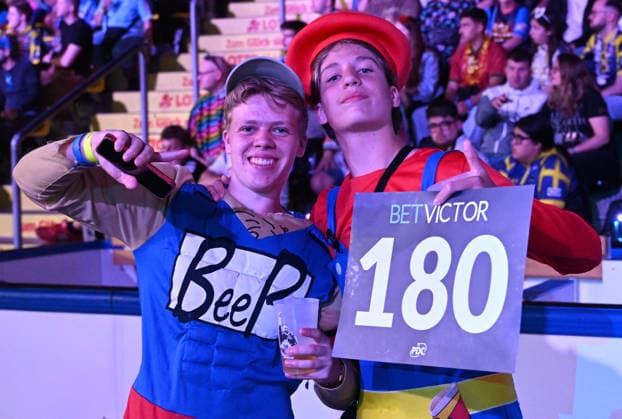 14.06.2026, xhbx, Dart World Cup of Darts 2026, v.l. Dart Fans, Zuschauer, Stimmung, Verkleidung, Kostüme, Schild 180 (DFL DFB REGULATIONS PROHIBIT ANY USE OF PHOTOGRAPHS as IMAGE SEQUENCES and or QUASI-VIDEO) Frankfurt
