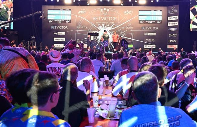 14.06.2026, xhbx, Dart World Cup of Darts 2026, v.l. Dart Fans, Zuschauer, Stimmung, Verkleidung, Kostüme, Schild 180 (DFL DFB REGULATIONS PROHIBIT ANY USE OF PHOTOGRAPHS as IMAGE SEQUENCES and or QUASI-VIDEO) Frankfurt