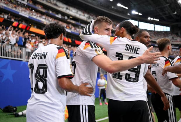 Fussball FIFA WM 2026 Vorrunde Gruppe E in Houston Deutschland - Curacao 14.06.2026 Jubel Deutschland nach dem Tor zum 2 - 1, v. li., Torschuetze Nico Schlotterbeck mit Leroy Sane *** Soccer FIFA World Cup 2026 preliminary round group E in Houston Germany Curacao 14 06 2026 Germany celebrating after the goal to 2 1, from left, goal scorer Nico Schlotterbeck with Leroy Sane