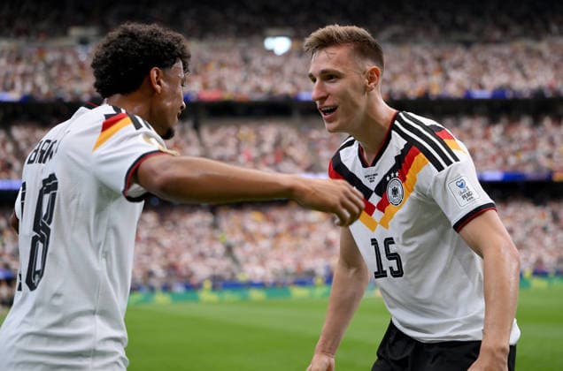 Fussball FIFA WM 2026 Vorrunde Gruppe E in Houston Deutschland - Curacao 14.06.2026 Jubel Deutschland nach dem Tor zum 2 - 1, v. li., Nathaniel Brown mit Torschuetze Nico Schlotterbeck