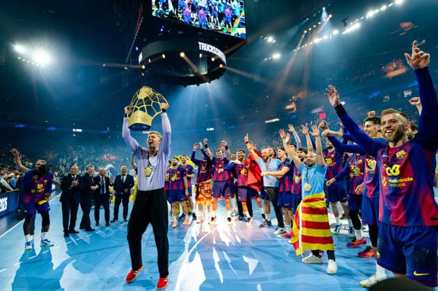 Köln, 12.05.2026, Handball, Herren, EHF Champions League Men 2025 26, Finale, FC Barcelona, Barca - Füchse Berlin Viktor Hallgrimsson (FC Barcelona, 1)jubelt mit Trophäe Richtung Fans