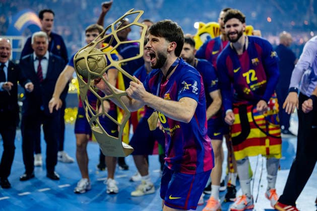 Köln, 12.05.2026, Handball, Herren, EHF Champions League Men 2025 26, Finale, FC Barcelona, Barca - Füchse Berlin Daniel Fernandez JimÃ nez (FC Barcelona, 6) jubelt mit Trophäe Richtung Fans