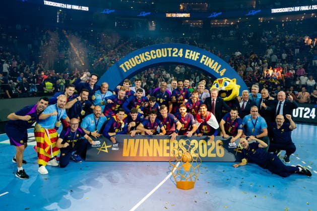 Köln, 12.05.2026, Handball, Herren, EHF Champions League Men 2025 26, Finale, FC Barcelona, Barca - Füchse Berlin Champions League Sieger FC Barcelona auf dem Podest mit Trophäe