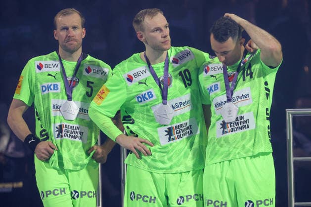 14.06.2026, xtgx, Handball, EHF Champions League Finale, FC Barcelona, Barca - Füchse Berlin v.l. Max Darj (Berlin, 5) Mathias Gidsel (Berlin, 19) Aitor Arino (Berlin, 14) enttaeuscht, schaut enttaeuscht, niedergeschlagen, disappointed Koeln