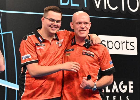 14.06.2026, xhbx, Dart World Cup of Darts 2026, v.l. Gian van Veen (Niederlande), Michael van Gerwen (Niederlande) jubeln jubelt nach Spielende. (DFL DFB REGULATIONS PROHIBIT ANY USE OF PHOTOGRAPHS as IMAGE SEQUENCES and or QUASI-VIDEO) Frankfurt