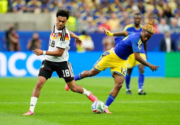 Nathaniel Brown (Deutschland, 18) im Zweikampf mit Sontje Hansen (Curacao, 12). USA, FIFA Weltmeisterschaft, Deutschland vs Curacao, Houston, 14.06.2026 USA, FIFA Weltmeisterschaft, Deutschland vs Curacao, Houston, 14.06.2026 Houston