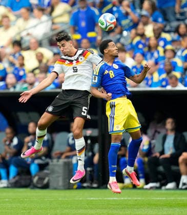 Aleksandar Pavlovic (Deutschland, 5) steigt gegen Livano Comenencia (Curacao, 8) zum Kopfball hoch. USA, FIFA Weltmeisterschaft, Deutschland vs Curacao, Houston, 14.06.2026 USA, FIFA Weltmeisterschaft, Deutschland vs Curacao, Houston, 14.06.2026 Houston