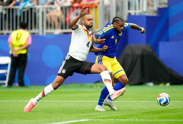 Jonathan Tah (Deutschland, 4) im Zweikampf mit Juergen Locadia (Curacao, 9). USA, FIFA Weltmeisterschaft, Deutschland vs Curacao, Houston, 14.06.2026 USA, FIFA Weltmeisterschaft, Deutschland vs Curacao, Houston, 14.06.2026 Houston