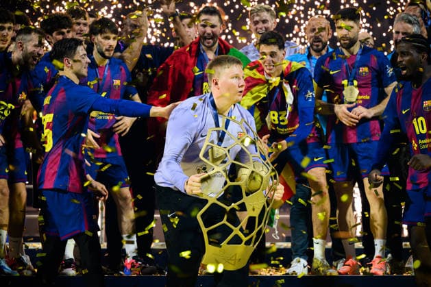 Koeln, Deutschland: Handball EHF CL Final 4 - Finale - Barca - Fuechse Berlin Emil Nielsen (Barcelona) mit dem Pokal Koeln Lanxess Arena Nordrhein-Westfalen Deutschland