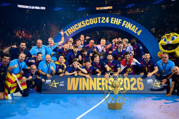 Koeln, Deutschland: Handball EHF CL Final 4 - Finale - Barca - Fuechse Berlin die Mannschaft von Barca, Siegerfoto, Pokal, Winners, Schlussjubel Schlußjubel Emotion Freude Koeln Lanxess Arena Nordrhein-Westfalen Deutschland