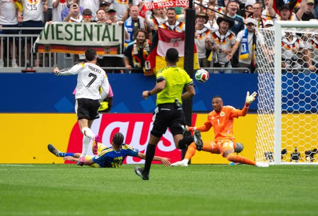 Fußball, Herren, FIFA World Cup, WM, Weltmeisterschaft, Fussball 2026 in Mexiko, Kanada und USA, Spiel in Houston (Gruppe E, 1. Spieltag), Deutschland - Curacao, v. l. Kai Havertz (Deutschland) erzielt das Tor zum 7:1 gegen Armando Obispo (Curacao) und Torhüter Eloy Room (Curacao), 14.06. 2026,