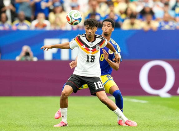 Nathaniel Brown (Deutschland, 18) im Zweikampf mit Livano Comenencia (Curacao, 8). USA, FIFA Weltmeisterschaft, Deutschland vs Curacao, Houston, 14.06.2026 USA, FIFA Weltmeisterschaft, Deutschland vs Curacao, Houston, 14.06.2026 Houston