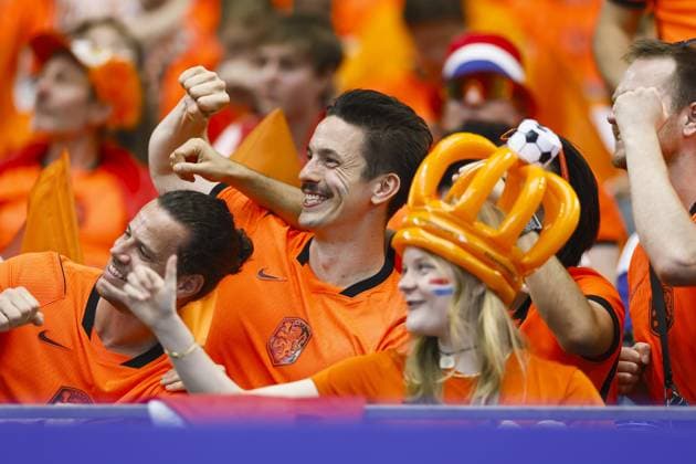 ARLINGTON - Orange supporters during the FIFA 2026 World Cup Group F match between the Netherlands and Japan at Dallas Stadium on June 14, 2026, in Arlington, United States. KOEN VAN WEEL ANP FIFA World Cup, WM, Weltmeisterschaft, Fussball 2026 2026 xVIxANPxSportx xxANPxIVx 561015935 originalFilename: 561015935.jpg