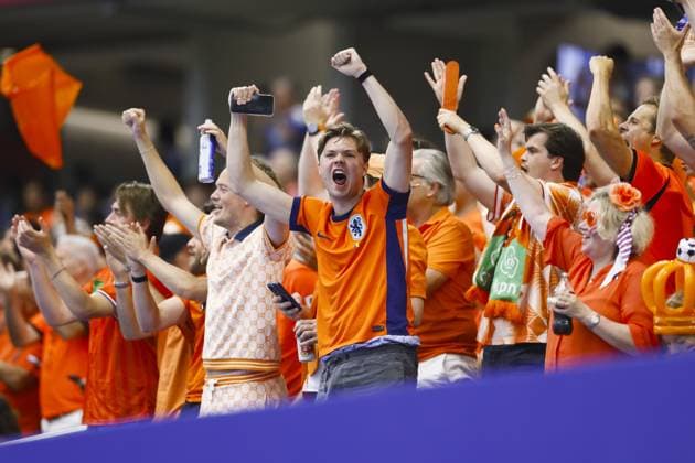 ARLINGTON - Orange supporters during the FIFA 2026 World Cup Group F match between the Netherlands and Japan at Dallas Stadium on June 14, 2026, in Arlington, United States. KOEN VAN WEEL ANP FIFA World Cup, WM, Weltmeisterschaft, Fussball 2026 2026 xVIxANPxSportx xxANPxIVx 561015975 originalFilename: 561015975.jpg
