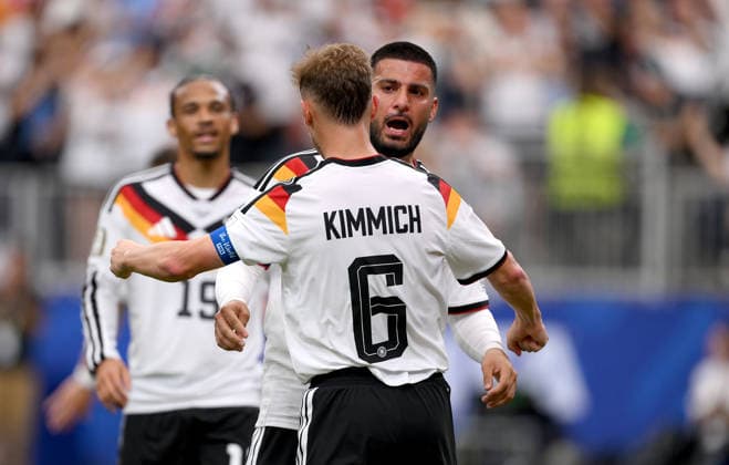 Fussball FIFA WM 2026 Vorrunde Gruppe E in Houston Deutschland - Curacao 14.06.2026 Jubel Deutschland nach dem Tor zum 6 - 1, v. li., Joshua Kimmich mit dem Torschuetzen Deniz Undav