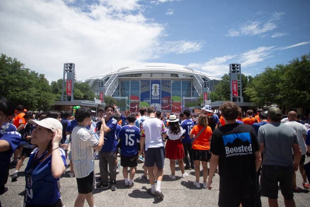 June 14, 2026, Arlington, Texas, USA: Fans arrive for the 2026 FIFA World Cup, WM, Weltmeisterschaft, Fussball Group F match between the Netherlands and Japan at Dallas Stadium in Arlington, Texas. World Cup 2026: Japan SCORE The Netherlands  - ZUMAh193 20260614_zsp_h193_017 Copyright: xDanielxMcGregor-Huyerx