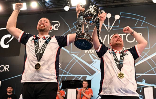 14.06.2026, xhbx, Dart World Cup of Darts 2026, v.l. Luke Humphries (England), Luke Littler (England) Siegerehrung, Pokal (DFL DFB REGULATIONS PROHIBIT ANY USE OF PHOTOGRAPHS as IMAGE SEQUENCES and or QUASI-VIDEO) Frankfurt