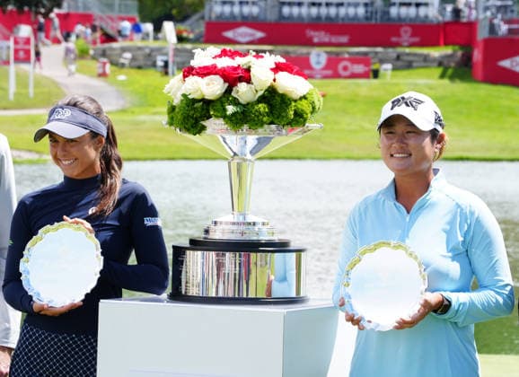 MIDLAND, MI - JUNE 14: From left to right LPGA, Golf Damen golfers Yana Wilson and Gina Kim pose with the trophies on June 14, 2026, after winning the LPGA Dow Championship at Midland Country Club in Midland, Michigan. (Photo by Brian Spurlock Icon Sportswire) GOLF: JUN 14 LPGA Dow Championship EDITORIAL USE ONLY Icon26061447