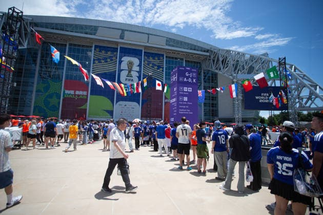 June 14, 2026, Arlington, Texas, USA: Fans arrive for the 2026 FIFA World Cup, WM, Weltmeisterschaft, Fussball Group F match between the Netherlands and Japan at Dallas Stadium in Arlington, Texas. Arlington USA - ZUMAh193 20260614_zsp_h193_011 Copyright: xDanielxMcGregor-Huyerx