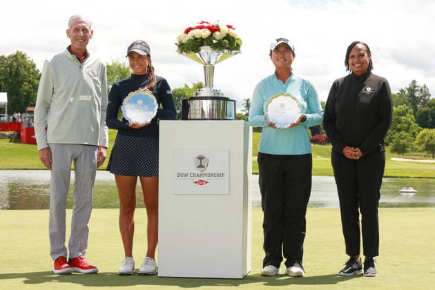 Dow Championship Midland, MI - JUNE 14: Winners Gina Kim and rookie Yana Wilson of the United States pose with the trophy and Dow executive officers during the final round of the Dow Championship at Midland Country Club on June 14, 2026 in Midland, Michigan. Midland Michigan United States  Copyright: xAmyxLemusx originalFilename:lemus-dowchamp260614_npSG2.jpg