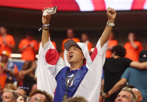A fan of Team Japan cheers for his team before the start of the FIFA World Cup, WM, Weltmeisterschaft, Fussball match against the Netherlands at AT&T Stadium in Arlington, Texas, on Sunday, June 14, 2026.  ARL20260614904 CHRISTIANxBRUNSKILL