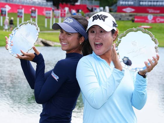 MIDLAND, MI - JUNE 14: From left to right LPGA, Golf Damen golfers Yana Wilson and Gina Kim pose with the trophies on June 14, 2026, after winning the LPGA Dow Championship at Midland Country Club in Midland, Michigan. (Photo by Brian Spurlock Icon Sportswire) GOLF: JUN 14 LPGA Dow Championship EDITORIAL USE ONLY Icon26061460