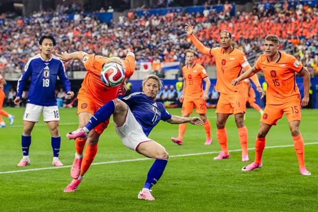 DALLAS, 14-06-2026, Dallas AT&T Stadium, World Cup 2026 Match between Netherlands and Japan. Picture shows Netherlands player Jan Paul van Hecke , Japanese player Daizen Maeda Netherlands - Japan (World Cup 2026)  x204364170x Copyright: