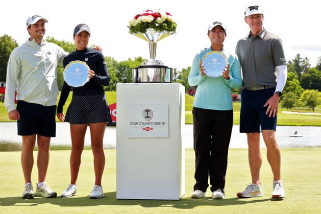 Dow Championship Midland, MI - JUNE 14: Winners Gina Kim (right) and rookie Yana Wilson (left) of the United States pose with the trophy and their caddies during the award ceremony at the conclusion of the final round of the Dow Championship at Midland Country Club on June 14, 2026 in Midland, Michigan. Midland Michigan United States  Copyright: xAmyxLemusx originalFilename:lemus-dowchamp260614_npKDE.jpg