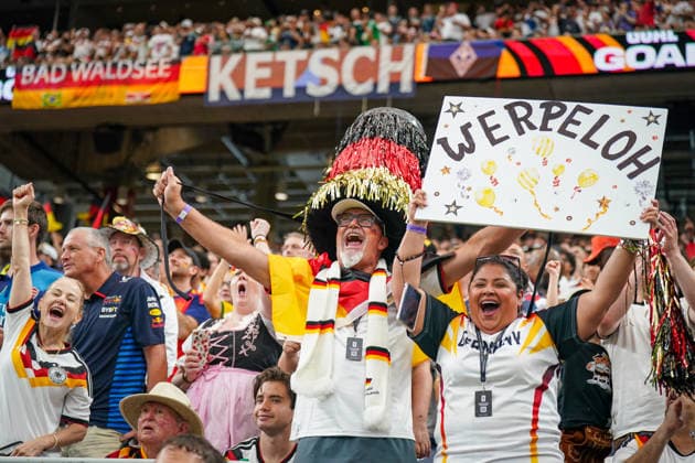USA: Fussball FIFA World Cup, WM, Weltmeisterschaft, Fussball 2026 Gruppe E Deutschland vs Curacao Houston Stadium: Deutsche Fans feiern auf den Rängen während eines WM-Spiels. Ein Anhänger hält ein selbst gestaltetes WERPELOH-Plakat in die Höhe, zahlreiche Deutschlandfahnen und Fanartikel sorgen für Stimmung auf den Tribünen. Zuschauer in Trachten und Fanbekleidung verfolgen die Partie. Fanatmosphäre, Supporter, Public, Zuschauer, Fankultur, Deutschland, DFB, WM 2026, FIFA World Cup, Stadion, Tribüne, Emotionen, Symbolfoto. *** USA Soccer FIFA World Cup 2026 Group E Germany vs Curacao Houston Stadium German fans celebrate in the stands during a World Cup match A supporter holds up a self-designed WERPELOH poster, numerous German flags and fan merchandise create an atmosphere in the stands Spectators in traditional costumes and fan clothing watch the match Fan atmosphere, supporter, public, spectator, fan culture, Germany, DFB, World Cup 2026, FIFA World Cup, stadium, stands, emotions, symbolic photo Copyright: xJOERANxSTEINSIEKx