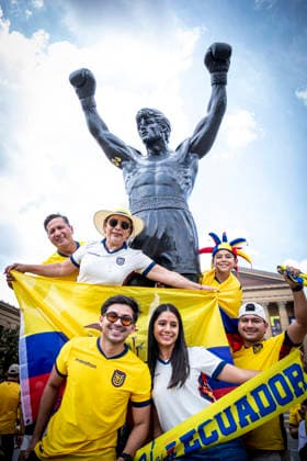 FOOTBALL : Equateur vs Cote d Ivoire - Coupe du monde FIFA 2026 - 14 06 2026 - Stade Lincoln Financial Fiel - Philadelphie Des supporters de l equipe de Equateur se rassemblent devant la status de Rocky Balboa avant le match contre la Cote d Ivoire  Copyright: xElyxandroxCEGARRAx