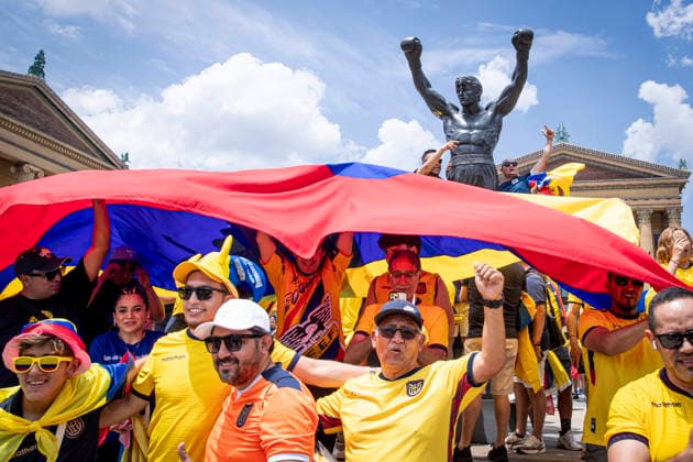 FOOTBALL : Equateur vs Cote d Ivoire - Coupe du monde FIFA 2026 - 14 06 2026 - Stade Lincoln Financial Fiel - Philadelphie Des supporters de l equipe de Equateur se rassemblent devant la status de Rocky Balboa avant le match contre la Cote d Ivoire  Copyright: xElyxandroxCEGARRAx