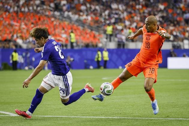 ARLINGTON - (lr) Kaishu Sano of Japan and Donyell Malen of the Netherlands during the FIFA 2026 World Cup Group F match between the Netherlands and Japan at Dallas Stadium on June 14, 2026, in Arlington, United States. ROBIN VAN LONKHUIJSEN ANP FIFA World Cup, WM, Weltmeisterschaft, Fussball 2026 2026 xVIxANPxSportx xxANPxIVx 561020919 originalFilename: 561020919.jpg