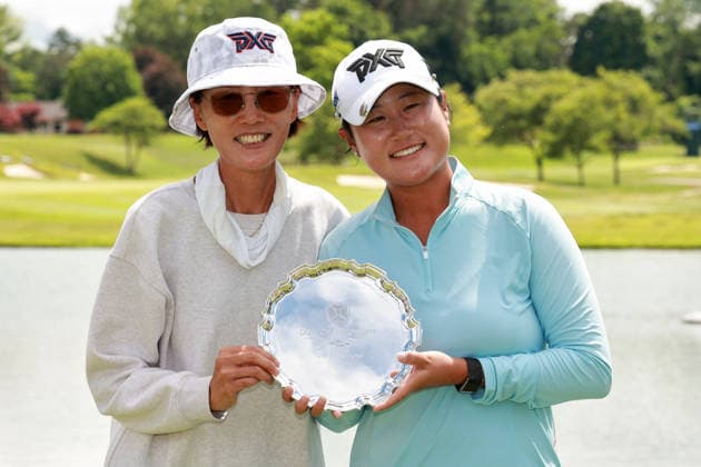 Dow Championship Midland, MI - JUNE 14: Winner Gina Kim of the United States poses with the trophy and a family member during the award ceremony at the conclusion of the final round of the Dow Championship at Midland Country Club on June 14, 2026 in Midland, Michigan. Midland Michigan United States  Copyright: xAmyxLemusx originalFilename:lemus-dowchamp260614_npXMr.jpg