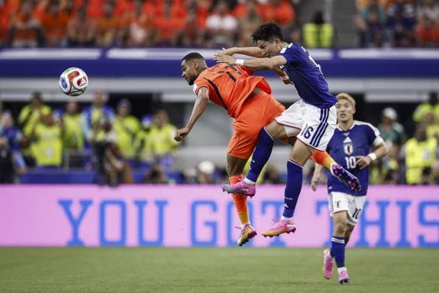 ARLINGTON - (lr) Cody Gakpo of the Netherlands and Tsuyoshi Watanabe of Japan during the FIFA 2026 World Cup Group F match between the Netherlands and Japan at Dallas Stadium on June 14, 2026, in Arlington, United States. ROBIN VAN LONKHUIJSEN ANP FIFA World Cup, WM, Weltmeisterschaft, Fussball 2026 2026 xVIxANPxSportx xxANPxIVx 561022731 originalFilename: 561022731.jpg