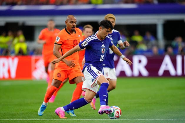 Netherlands v Japan - FIFA World Cup, WM, Weltmeisterschaft, Fussball 2026 - Group F ARLINGTON, UNITED STATES - JUNE 14: Donyell Malen (L) of Netherlands and Tsuyoshi Watanabe (16) of Japan compete for the ball during the 2026 FIFA World Cup First Stage Group F match between Netherlands and Japan at Dallas Stadium in Arlington, Texas, United States on June 14, 2026. Jose Hernandez Anadolu Texas United States. Editorial use only. Please get in touch for any other usage.  Copyright: x2026xAnadoluxJosexHernandezx